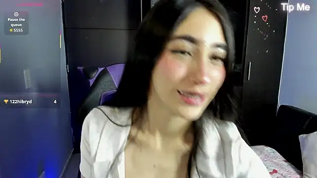 Snapshot of Emilytafur chatting on July 4, 2026, 12:06 am Emilytafur online show from July 4, 2026, 12:06 am