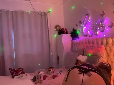 lolavalecuatro online show from March 15, 2025, 9:05 pm