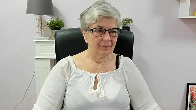 Snapshot of IrisDream chatting on June 18, 2026, 6:12 am IrisDream online show from June 18, 2026, 6:12 am