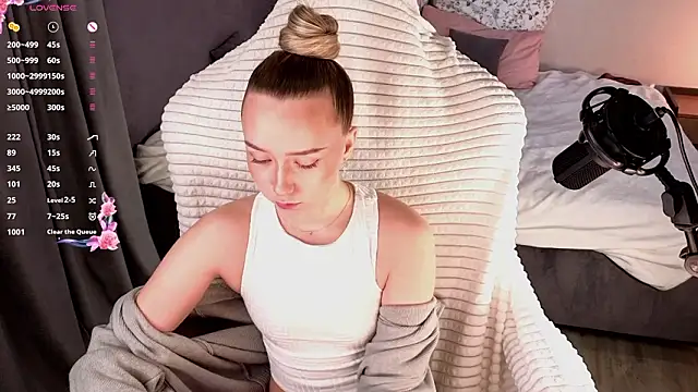 HollisBeckett online show from March 1, 2026, 3:06 am