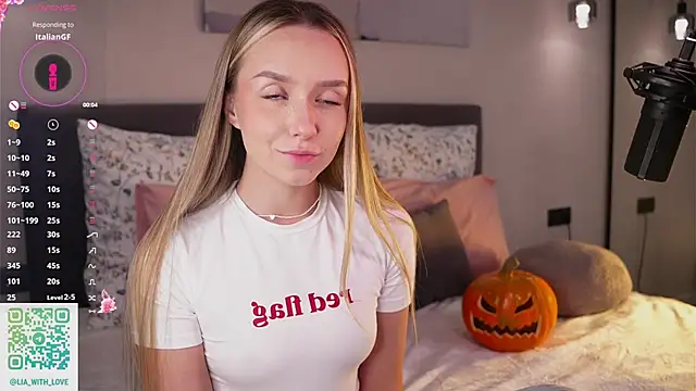 HollisBeckett online show from October 18, 2025, 3:19 am