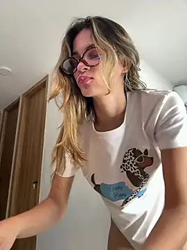 Snapshot of cuteluci_ chatting on July 20, 2026, 1:02 pm cuteluci online show from July 20, 2026, 1:02 pm