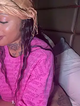 CrownedNyaries online show from January 2, 2025, 5:39 pm