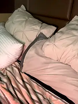 CrownedNyaries online show from December 2, 2024, 11:51 am