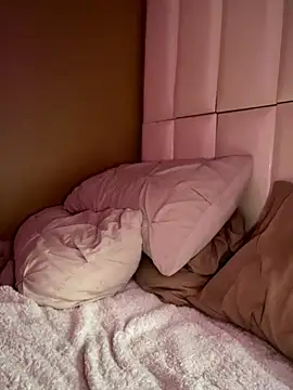 CrownedNyaries online show from February 14, 2026, 1:44 pm