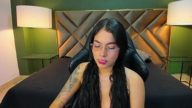 Mia Elowen online show from October 17, 2025, 10:44 pm