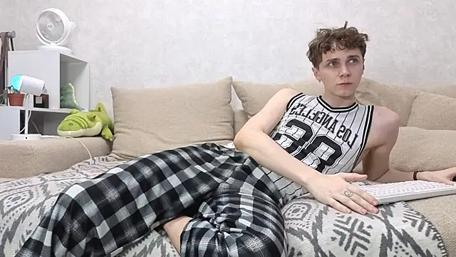 aqualidolly online show from December 16, 2024, 5:38 am