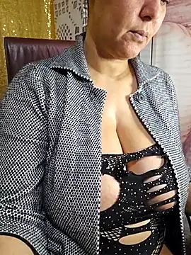 Foxlady2271 online show from February 18, 2025, 12:15 am