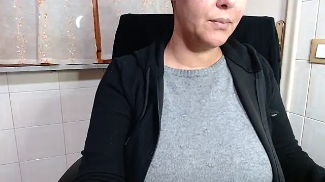 Snapshot of Foxlady2271 chatting on March 25, 2026, 6:24 am Foxlady2271 online show from March 25, 2026, 6:24 am