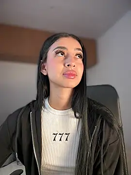 maddy bronw  online show from March 7, 2025, 10:10 pm