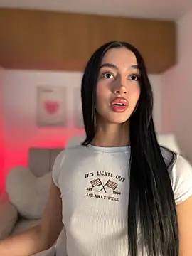 maddy bronw  online show from October 15, 2025, 10:07 pm