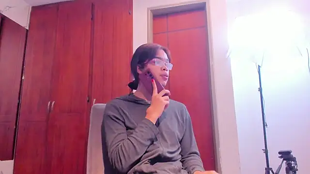 evelyn wine online show from September 20, 2025, 7:08 pm