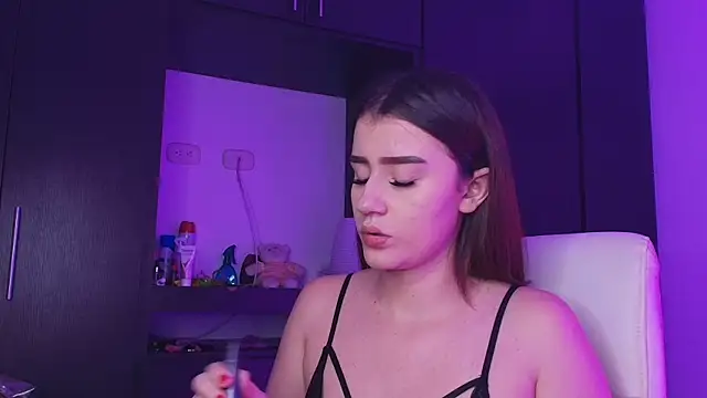 TinaJonnes  online show from June 25, 2026, 4:43 am