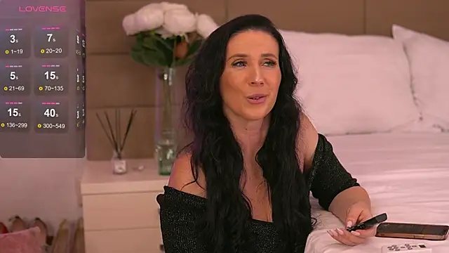 KyraCase online show from November 6, 2025, 7:18 pm