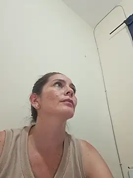 Snapshot of Hanny_24 chatting on February 5, 2026, 8:15 pm Hanny 24 online show from February 5, 2026, 8:15 pm