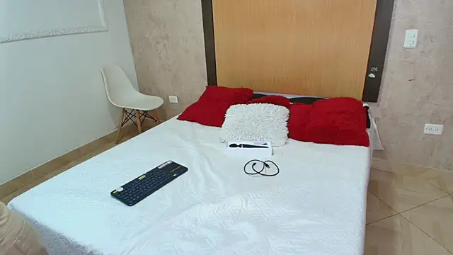 mialopez52 online show from September 15, 2025, 6:30 pm