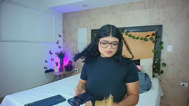 mialopez52 online show from August 4, 2026, 6:01 pm