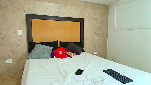 mialopez52 online show from February 27, 2025, 8:09 pm