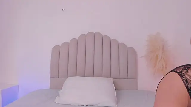valerysantos  online show from July 13, 2026, 12:04 pm