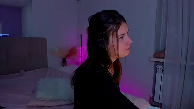 Laura Leee online show from March 18, 2025, 9:34 am