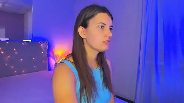 Laura Leee online show from July 20, 2026, 5:04 am