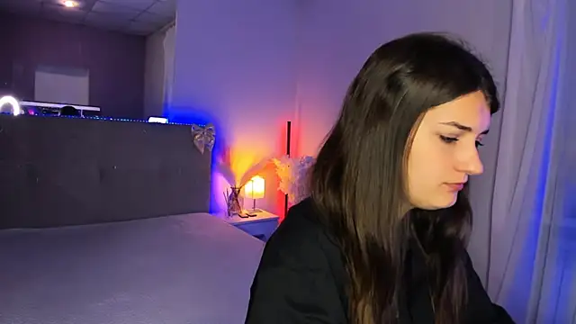 Laura Leee online show from July 4, 2026, 5:03 am