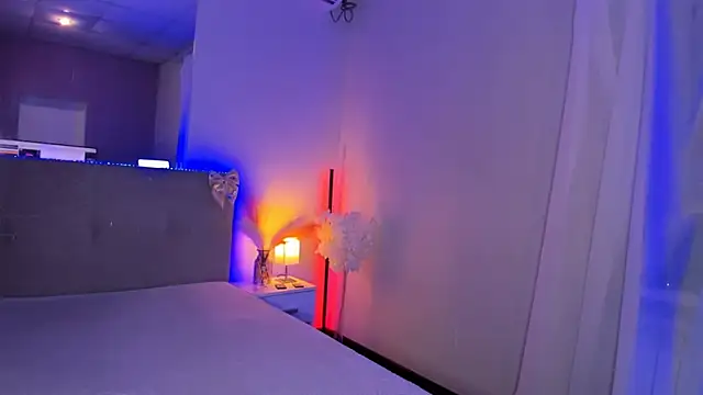 Laura Leee online show from June 30, 2026, 5:07 am