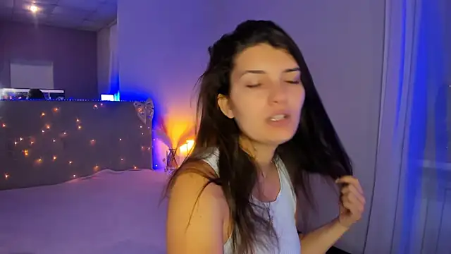 Laura Leee online show from August 3, 2026, 4:53 am
