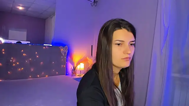 Laura Leee online show from July 13, 2026, 4:56 am