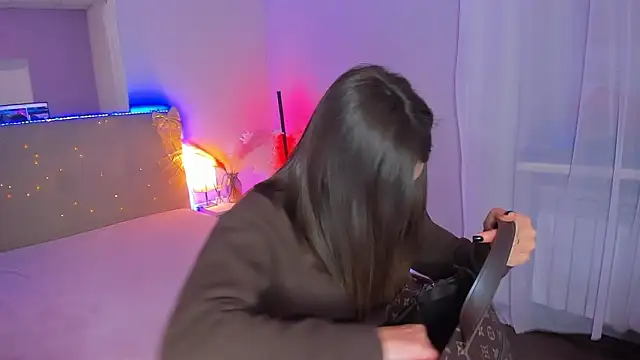 Laura Leee online show from February 2, 2026, 6:23 am