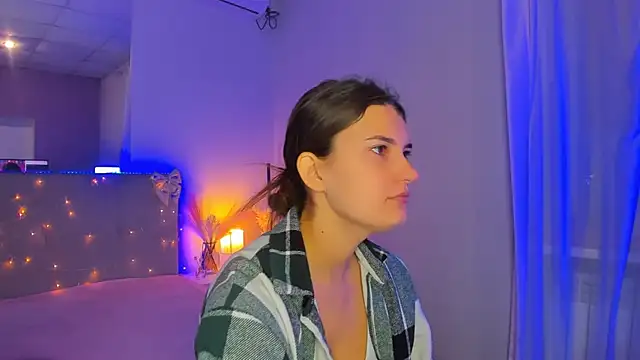 Laura Leee online show from July 26, 2026, 5:25 am