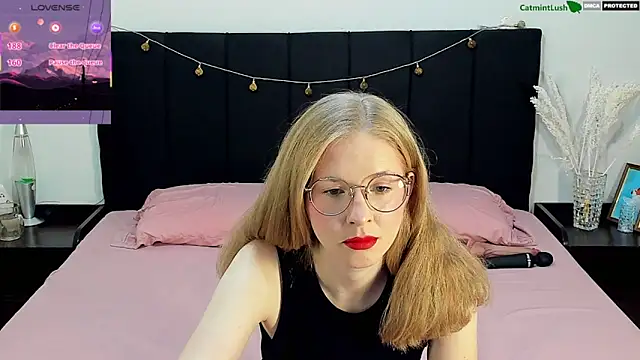 Snapshot of CatmintLush chatting on June 17, 2026, 11:36 pm CatmintLush online show from June 17, 2026, 11:36 pm
