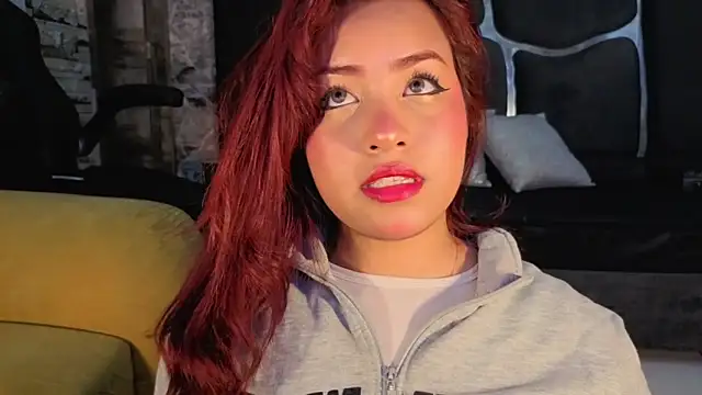 Estrella05  online show from September 12, 2025, 4:56 am