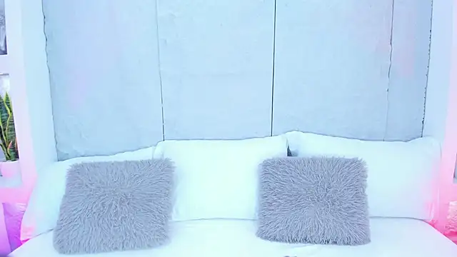 AvyMilton online show from October 9, 2025, 11:44 am