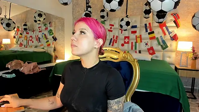 MelaniieRoux online show from June 14, 2026, 7:37 pm