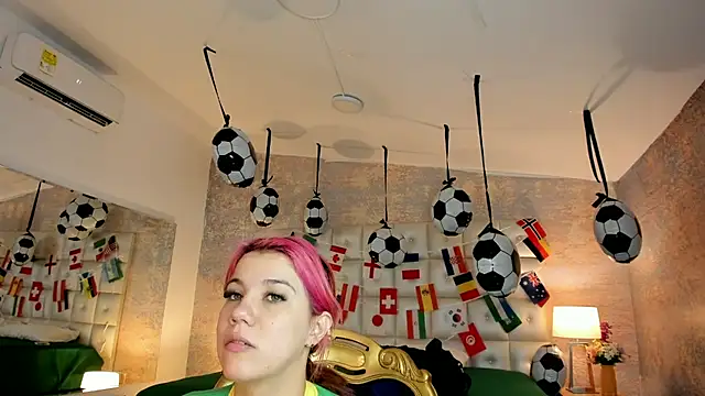 MelaniieRoux online show from July 5, 2026, 2:57 pm