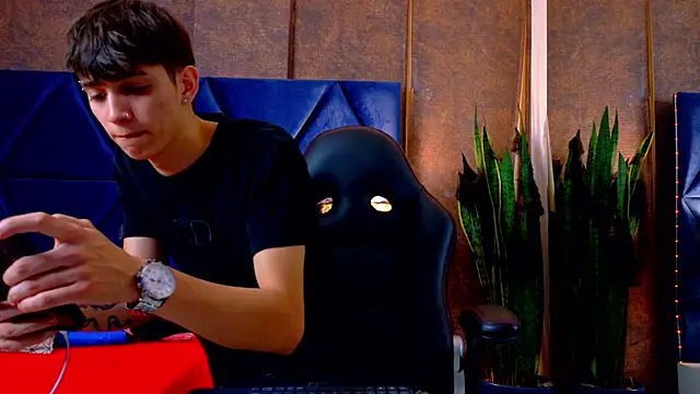 Lion Foster01 online show from October 21, 2025, 11:53 am