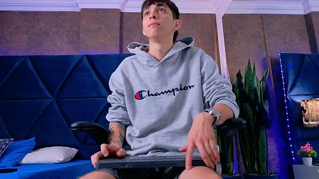 Lion Foster01 online show from October 24, 2025, 12:04 pm