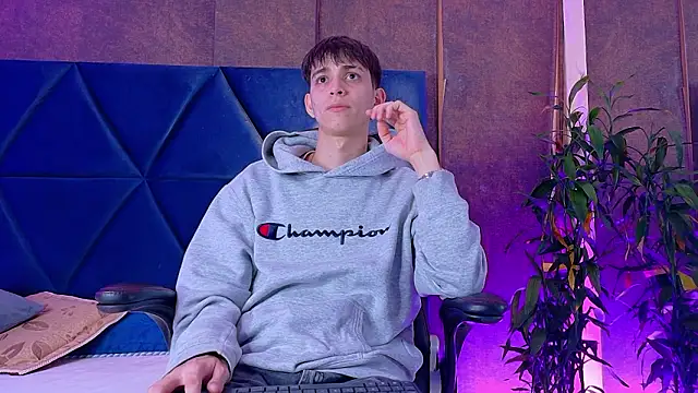 Lion Foster01 online show from February 3, 2026, 11:43 pm