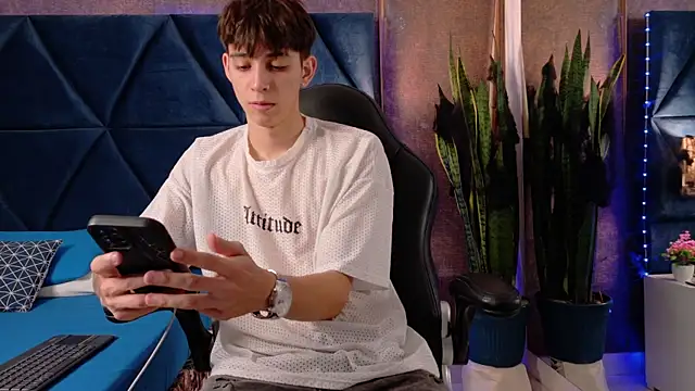 Lion Foster01 online show from October 22, 2025, 12:26 pm