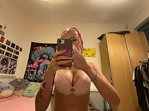 Snapshot of EmilyCleeveland chatting on September 10, 2025, 7:13 pm EmilyCleeveland online show from September 10, 2025, 7:13 pm