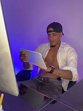 AaronCruz  online show from May 1, 2026, 11:54 pm