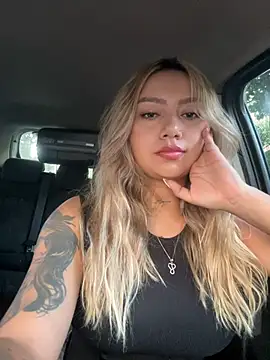 amanda-medrano1 online show from February 5, 2026, 1:40 pm