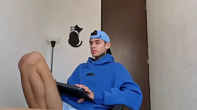 Snapshot of Saturno_v chatting on March 9, 2026, 1:03 pm Saturno v online show from March 9, 2026, 1:03 pm