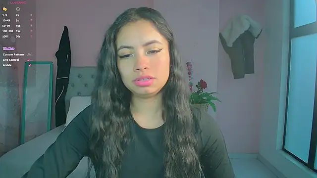 soyzarahtorres online show from March 7, 2025, 9:48 pm