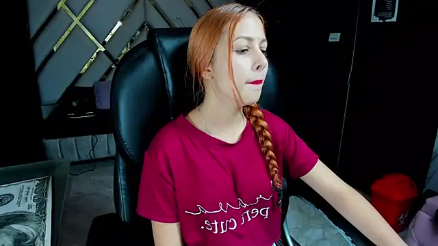 Snapshot of Paris_Petit chatting on April 14, 2026, 8:03 pm Paris Petit online show from April 14, 2026, 8:03 pm