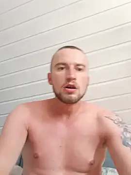 wariacik0024 online show from August 3, 2026, 12:22 pm