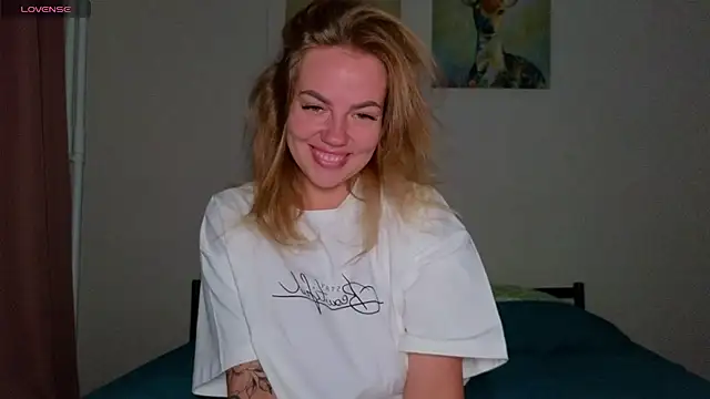 EmilyRobbie online show from March 12, 2026, 6:45 pm