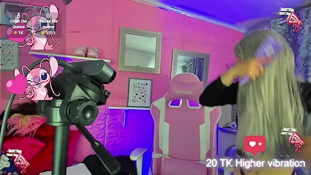 hanna  azumi online show from November 14, 2025, 2:04 am