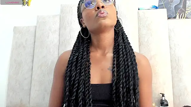 ShainaLyn online show from November 15, 2025, 8:13 pm